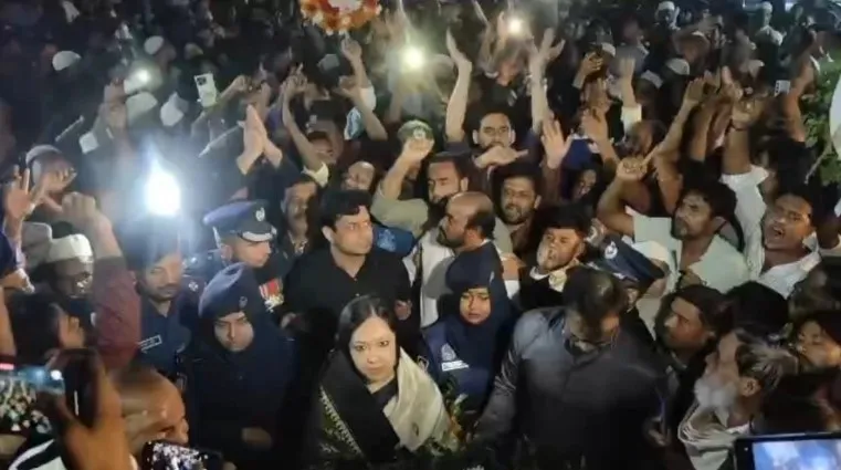 শহীদ মিনারে রুমিন ফারহানাকে বাধা, মহাসড়ক অবরোধ